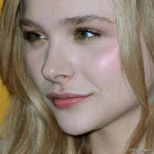 A pele da atriz, que já teve problemas com acne, foi a protagonista na make usada para uma premiação de cinema, em 2012, e exibia um brilho saudável nas têmporas 